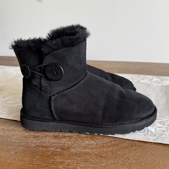 GUC UGG Mini Bailey Button II Black Suede Sheepskin Ankle Boots Size US 8 Women